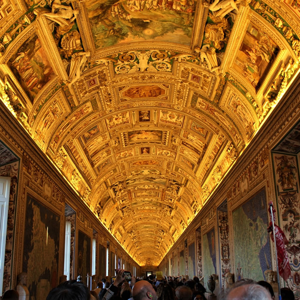 La Galería de los mapas en los Museos Vaticanos en Roma