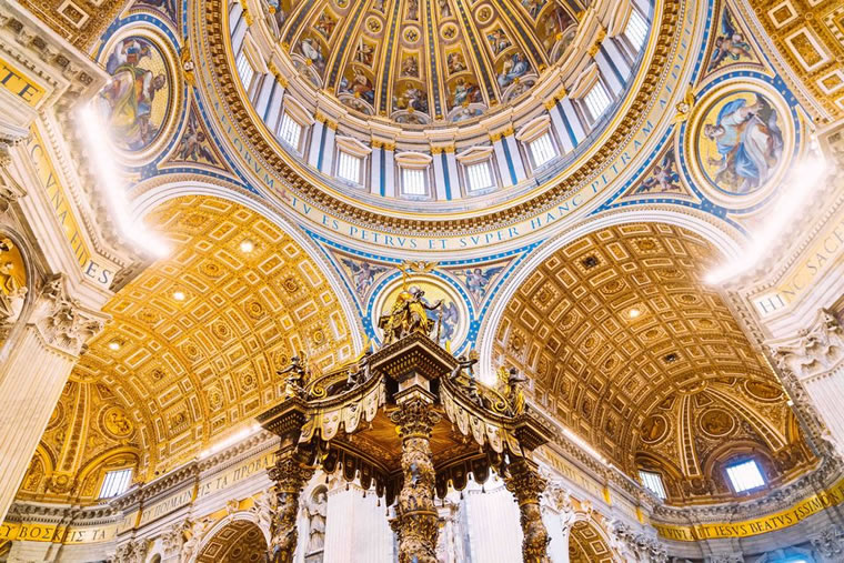 Dentro de los Museos Vaticanos en Roma