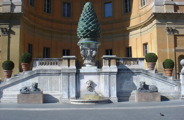 La piña en el Patio de la Piña en los Museos Vaticanos en Roma