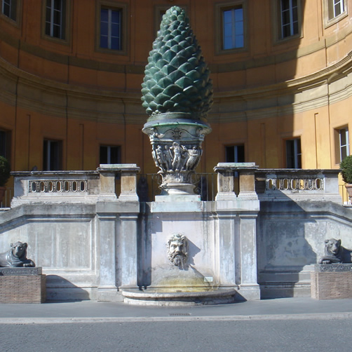 La piña en el Patio de la Piña en los Museos Vaticanos en Roma