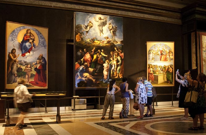 Interior de la Pinacoteca Vaticana en los Museos Vaticanos en Roma