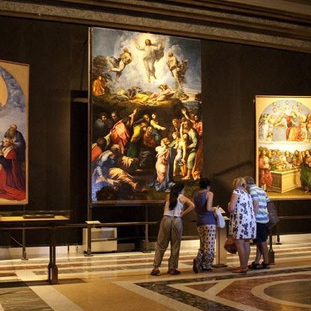 Interior de la Pinacoteca Vaticana en los Museos Vaticanos en Roma