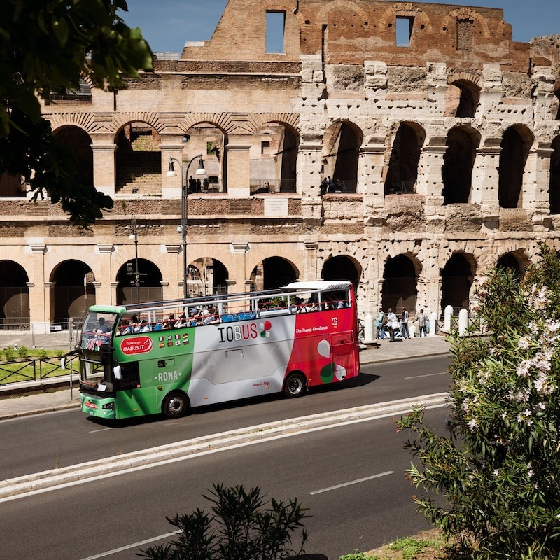 Autobús turístico frente al Coliseo